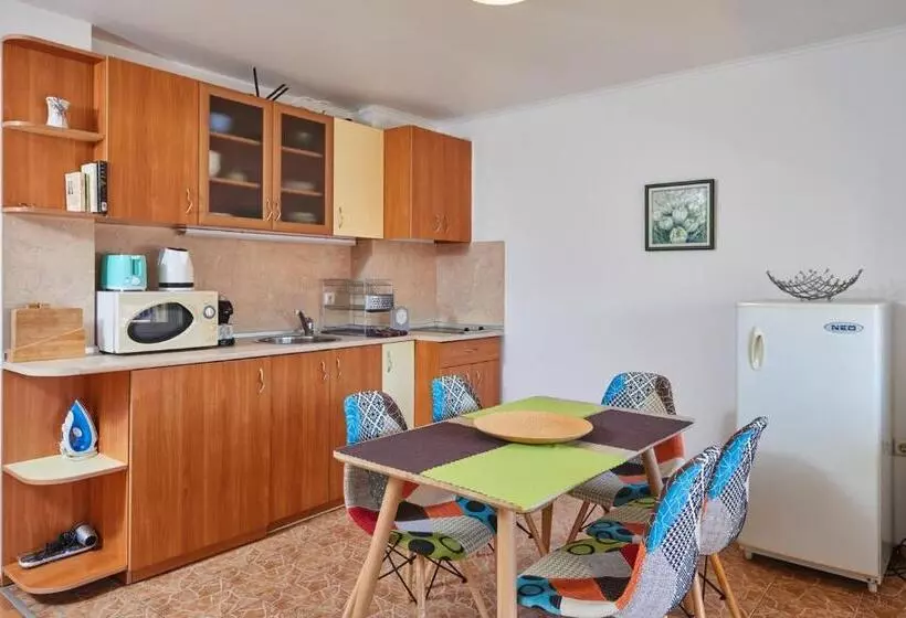 پانسیون Mavrova Guest House