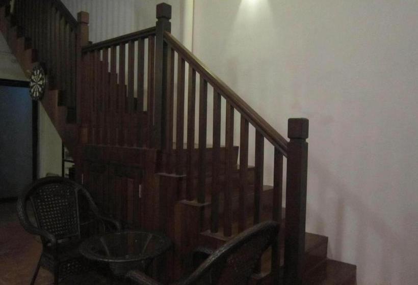 Pensió Thirty Three Stewart Houze