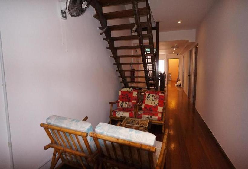 Pensió Thirty Three Stewart Houze