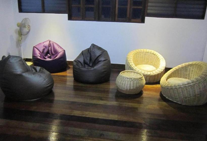 Pensió Thirty Three Stewart Houze