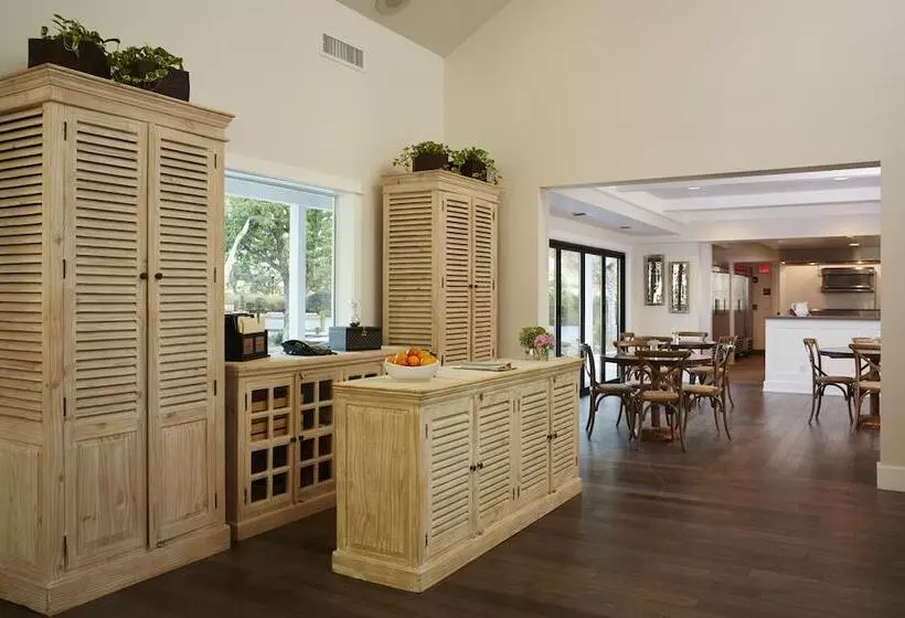 هاستل Summerwood Inn