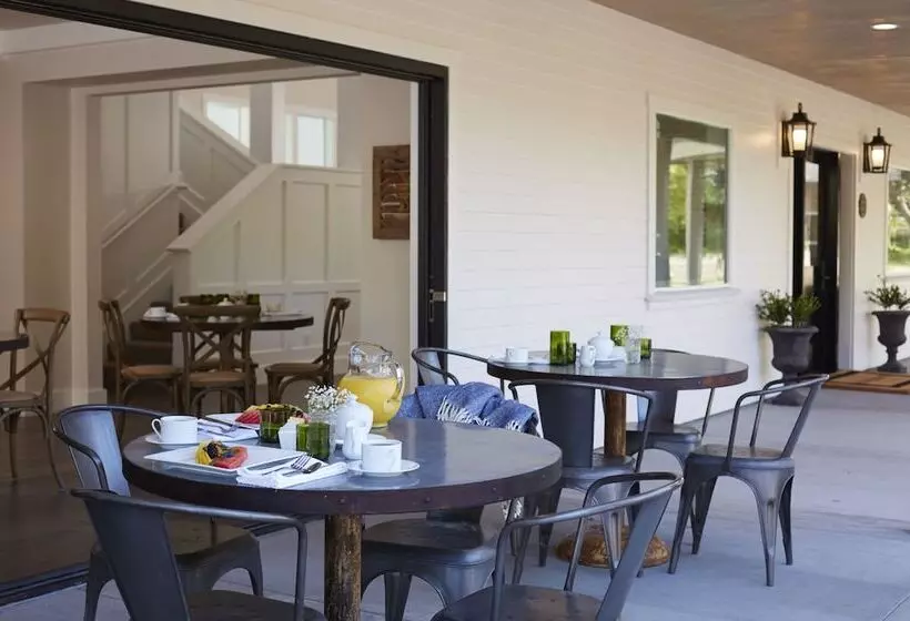 هاستل Summerwood Inn
