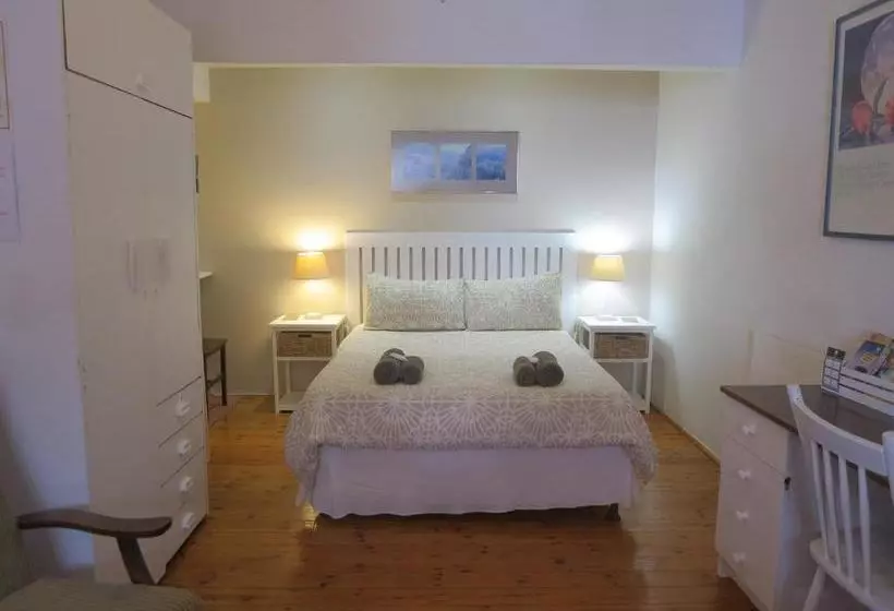 پانسیون Dempsey S Self Catering Guest House