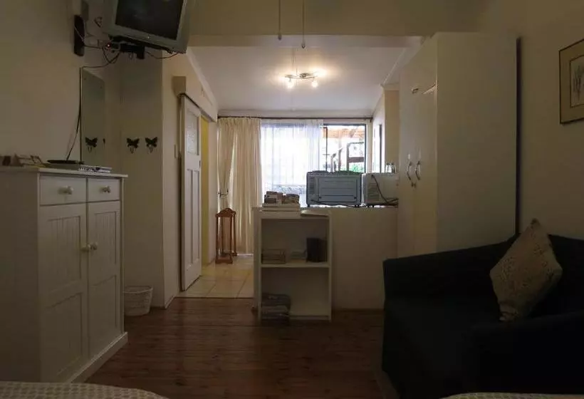 پانسیون Dempsey S Self Catering Guest House