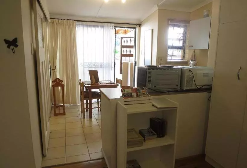 پانسیون Dempsey S Self Catering Guest House