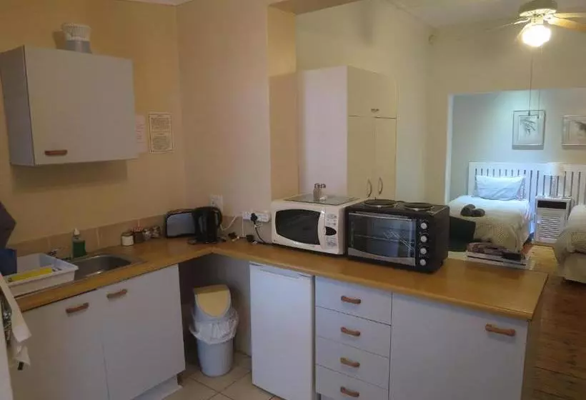 پانسیون Dempsey S Self Catering Guest House
