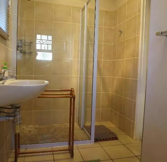 پانسیون Dempsey S Self Catering Guest House