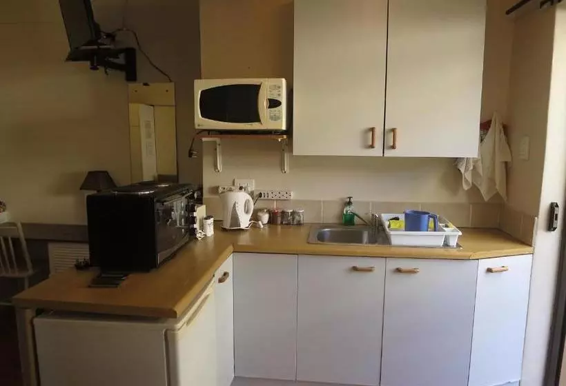 پانسیون Dempsey S Self Catering Guest House