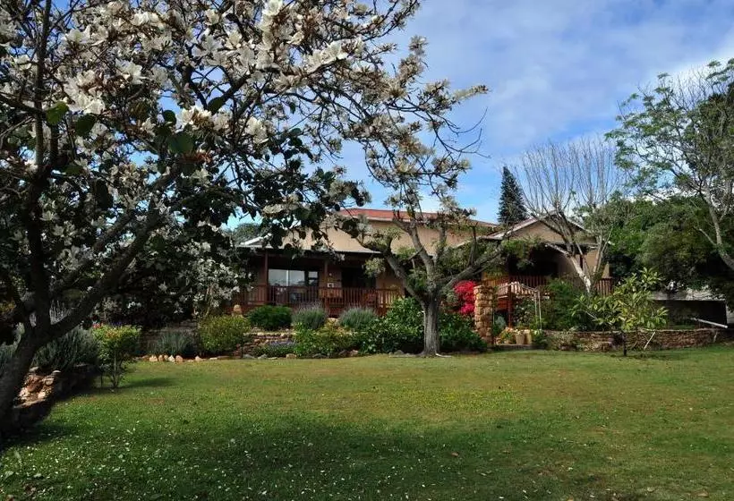 پانسیون Dempsey S Self Catering Guest House