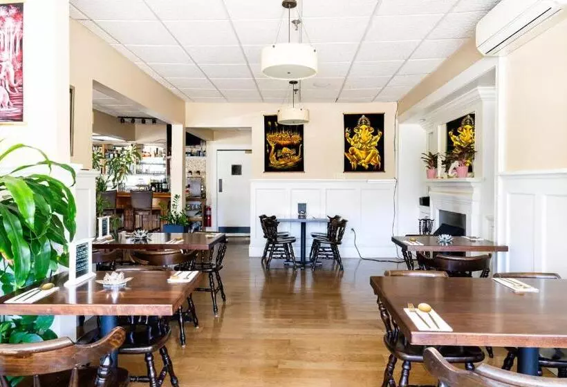 هاستل Rhea S Inn