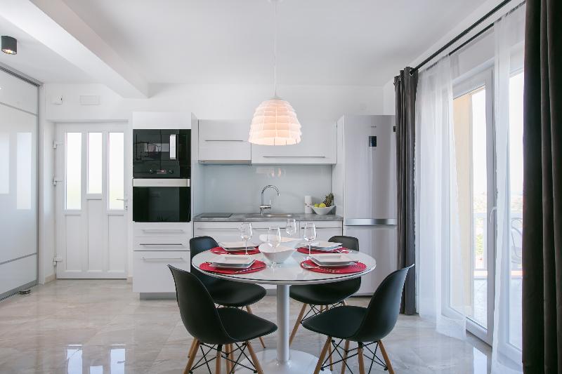 Отель Apartments Carol Royal