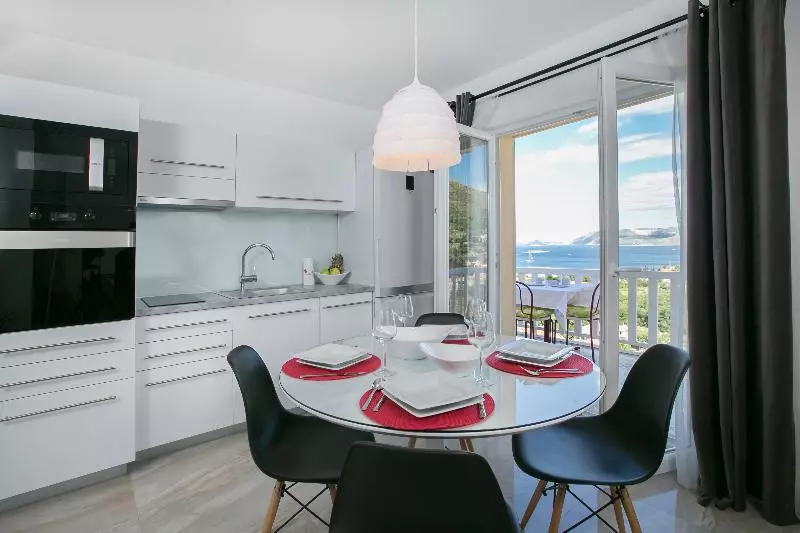 Hotelli Apartments Carol Royal