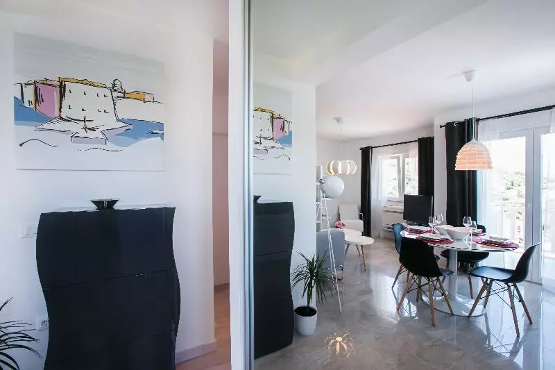 Hotelli Apartments Carol Royal