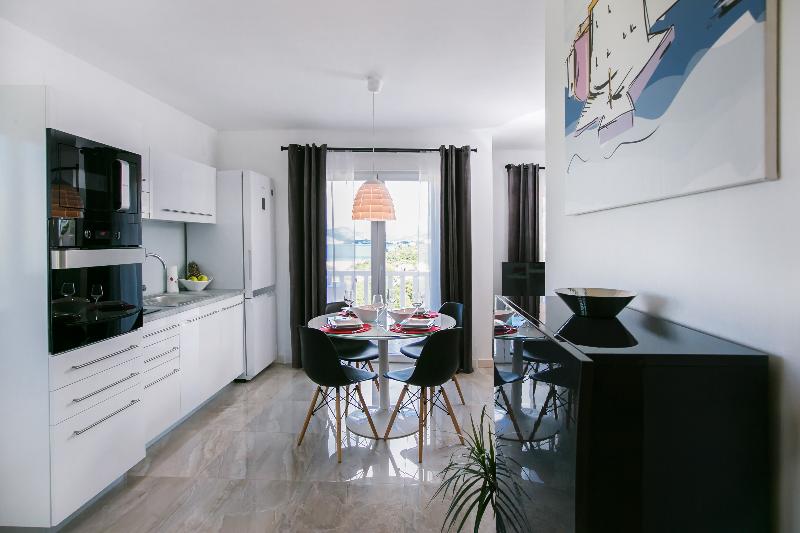 Отель Apartments Carol Royal