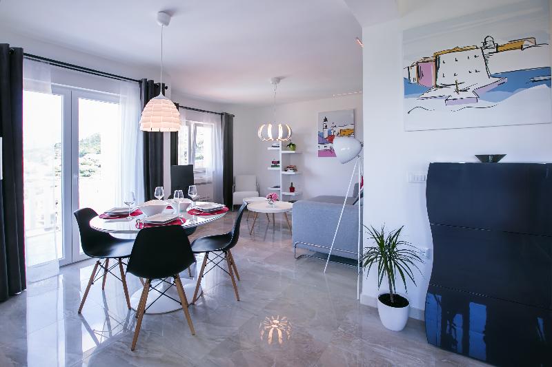 Отель Apartments Carol Royal