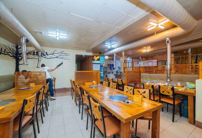 בית מלון כפרי Reddoorz @ Fields Avenue Angeles City