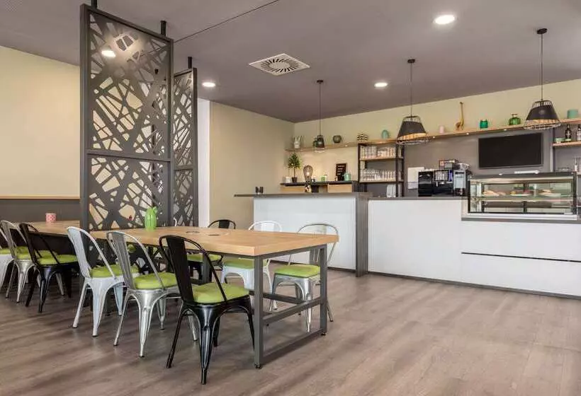 Hotelli Super 8 By Wyndham Oberhausen Am Centro