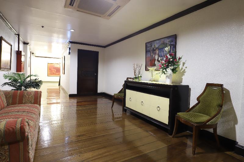 Zen Rooms Camelot Hotel Qc