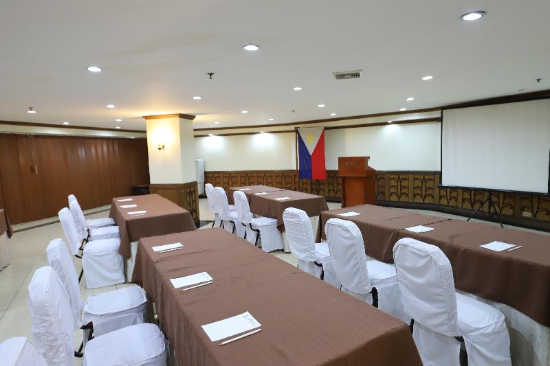 Zen Rooms Camelot Hotel Qc