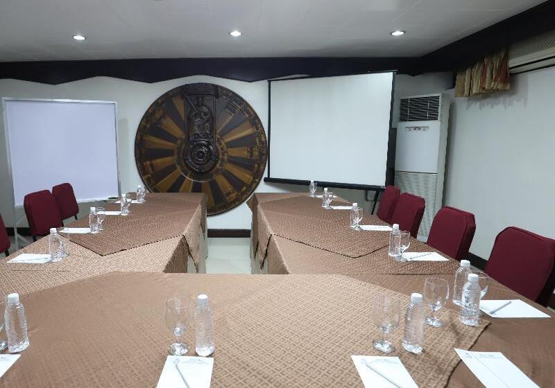 Zen Rooms Camelot Hotel Qc