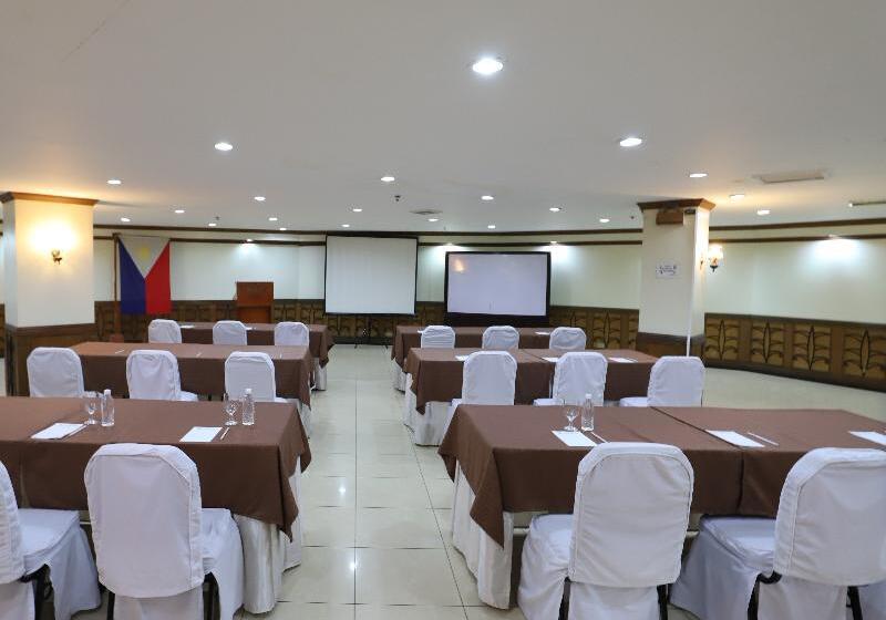 Zen Rooms Camelot Hotel Qc