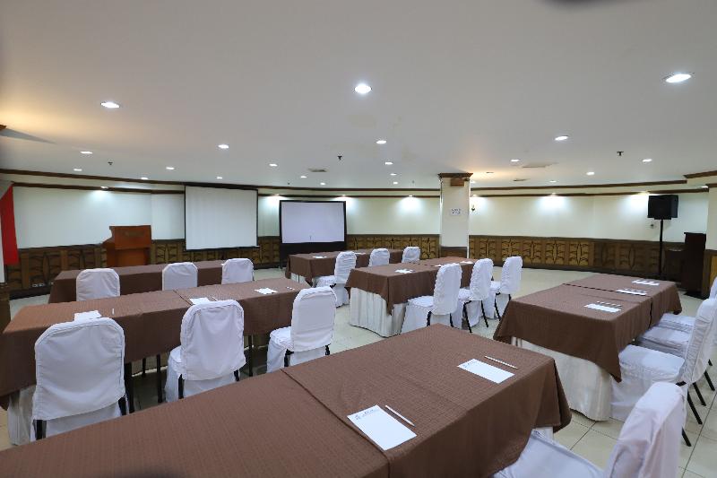 Zen Rooms Camelot Hotel Qc