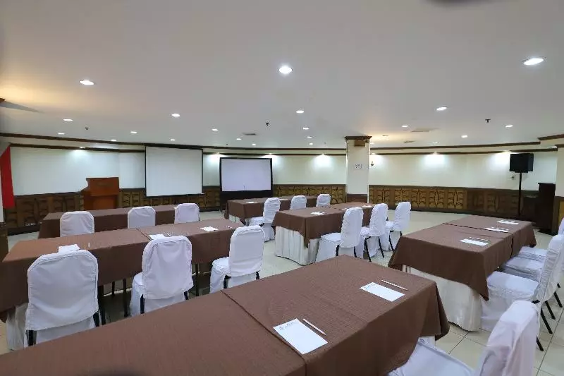 Zen Rooms Camelot Hotel Qc