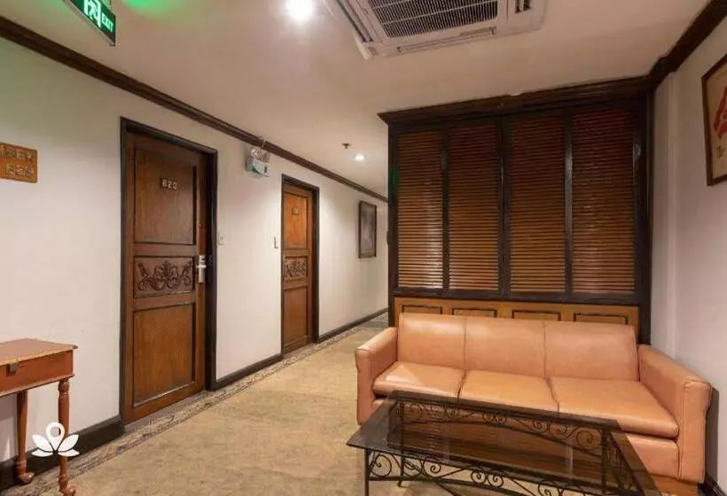 Zen Rooms Camelot Hotel Qc