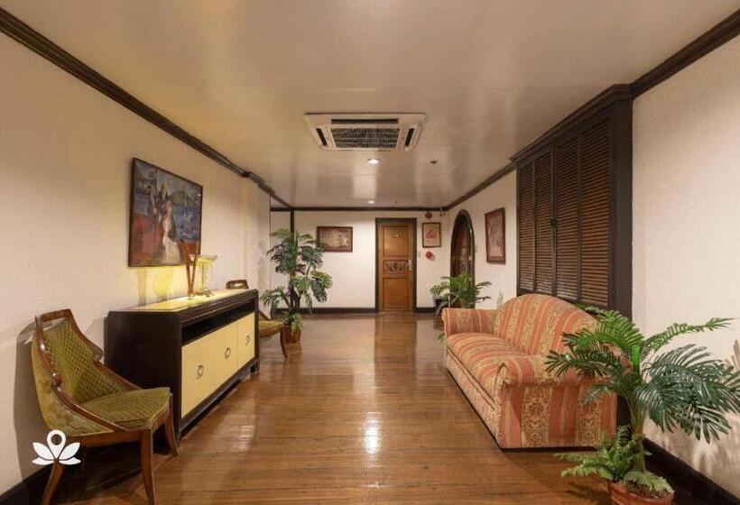 Zen Rooms Camelot Hotel Qc