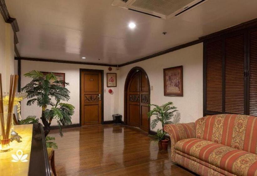 Zen Rooms Camelot Hotel Qc