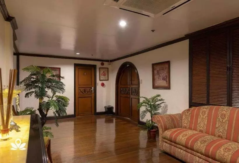 Zen Rooms Camelot Hotel Qc