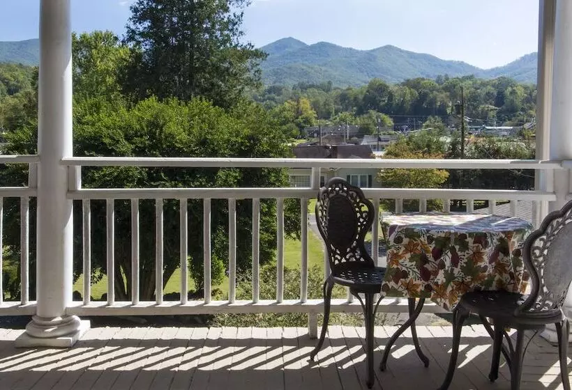 Majatalo Calhoun House Inn & Suites