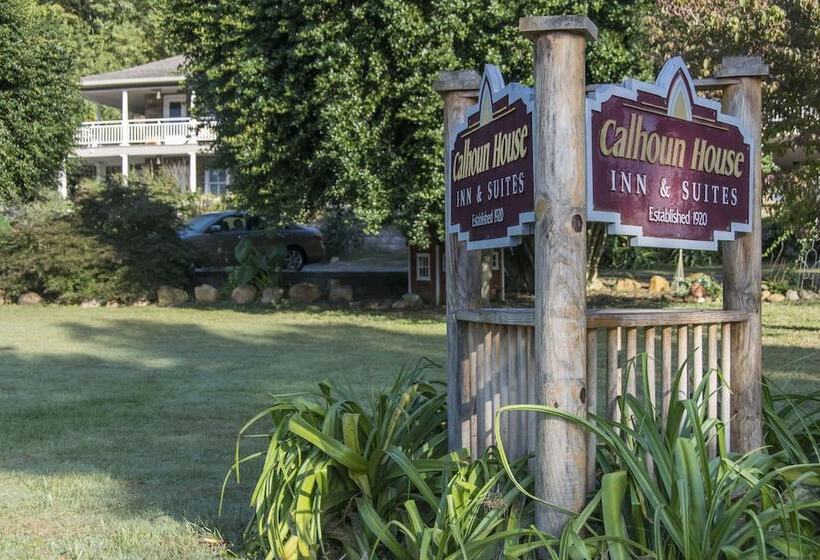 פנסיון Calhoun House Inn & Suites