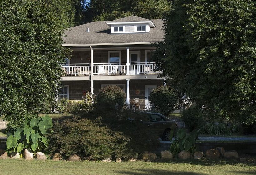 פנסיון Calhoun House Inn & Suites