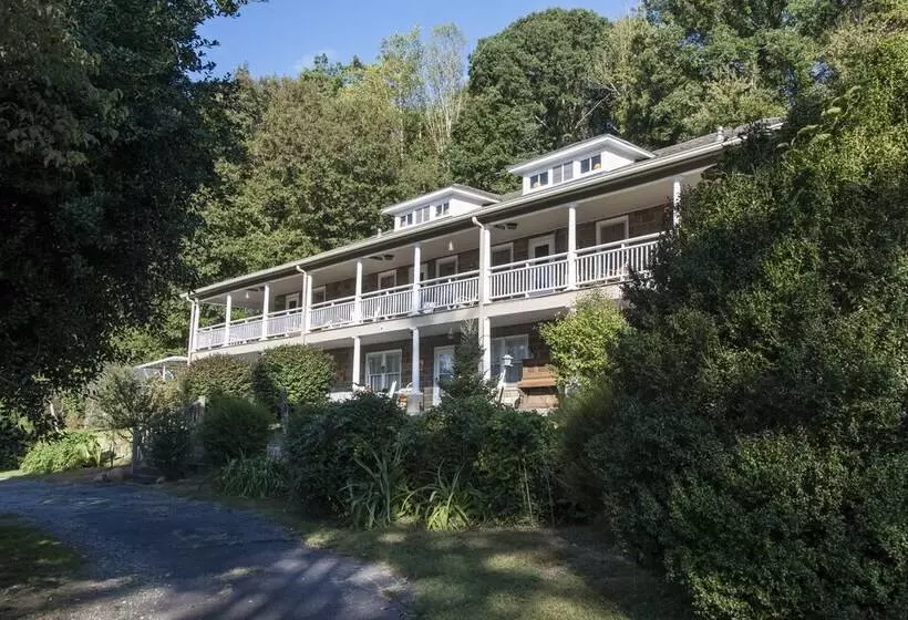 Majatalo Calhoun House Inn & Suites