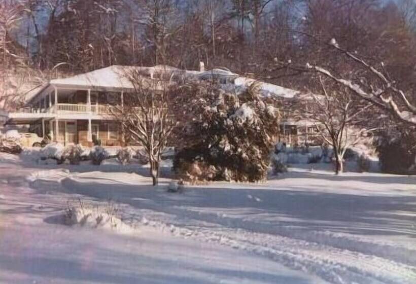 פנסיון Calhoun House Inn & Suites