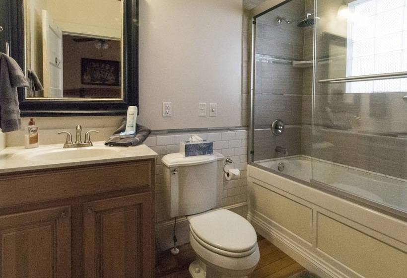 פנסיון Calhoun House Inn & Suites