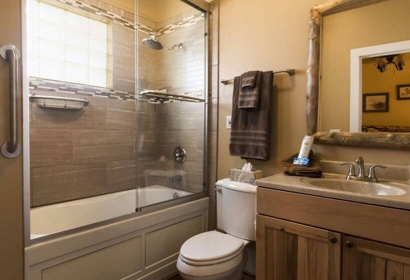 פנסיון Calhoun House Inn & Suites