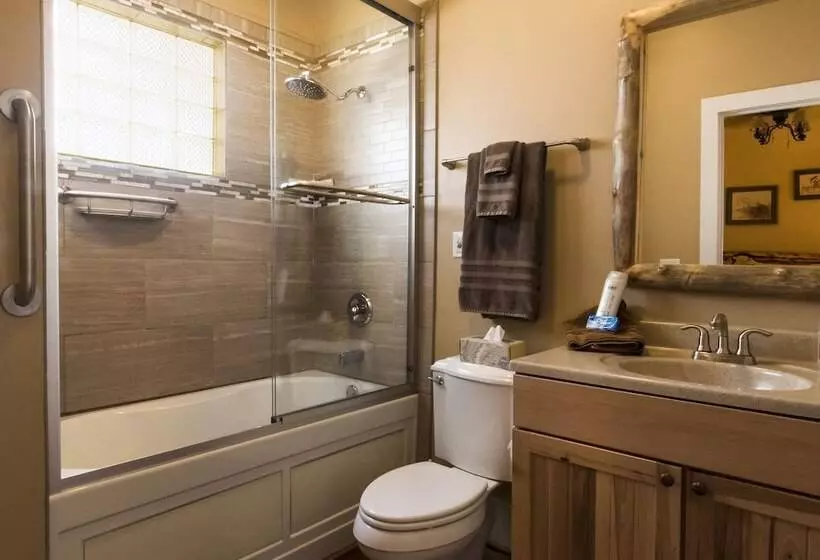 Majatalo Calhoun House Inn & Suites