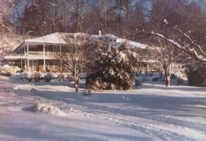 פנסיון Calhoun House Inn & Suites