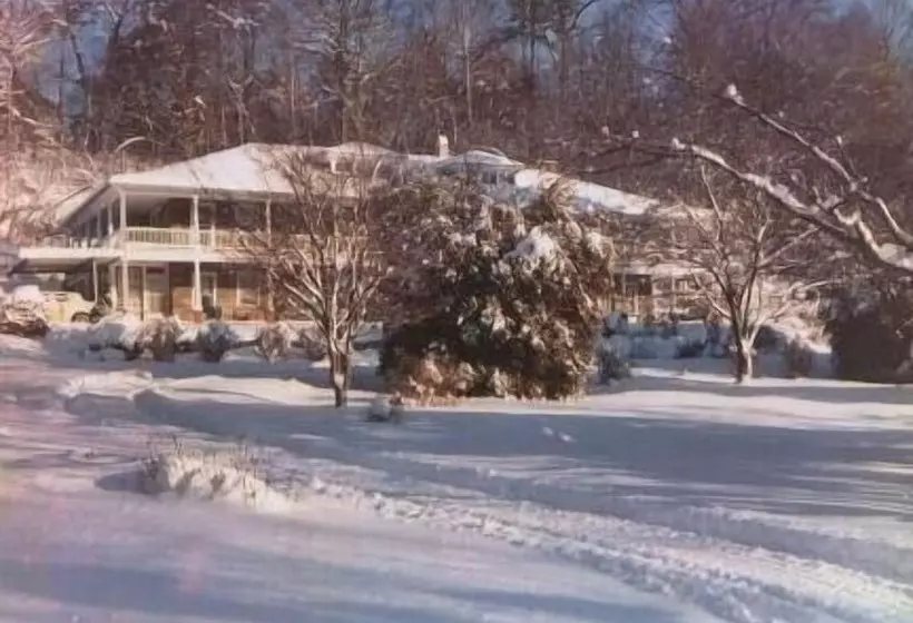 Majatalo Calhoun House Inn & Suites