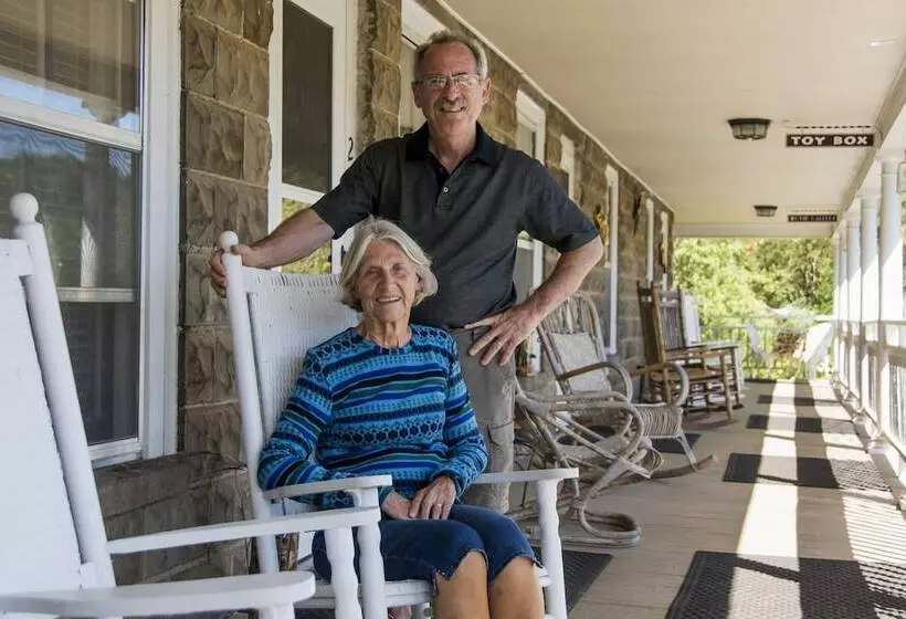 Majatalo Calhoun House Inn & Suites