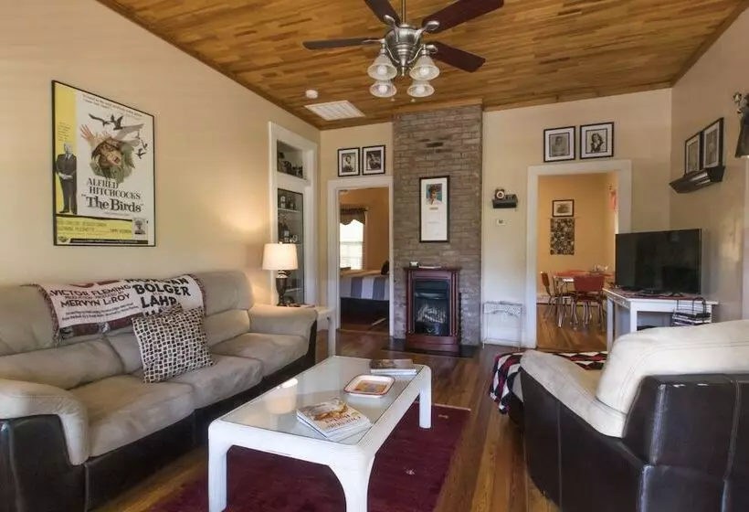 Majatalo Calhoun House Inn & Suites