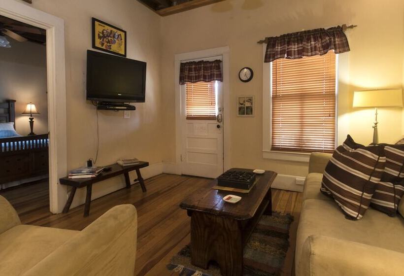 פנסיון Calhoun House Inn & Suites