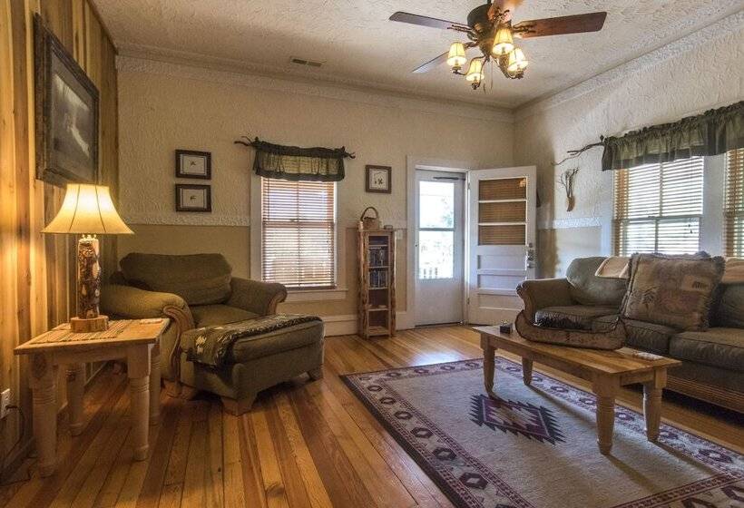 פנסיון Calhoun House Inn & Suites