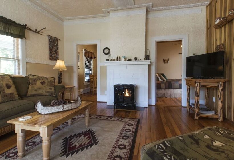 פנסיון Calhoun House Inn & Suites