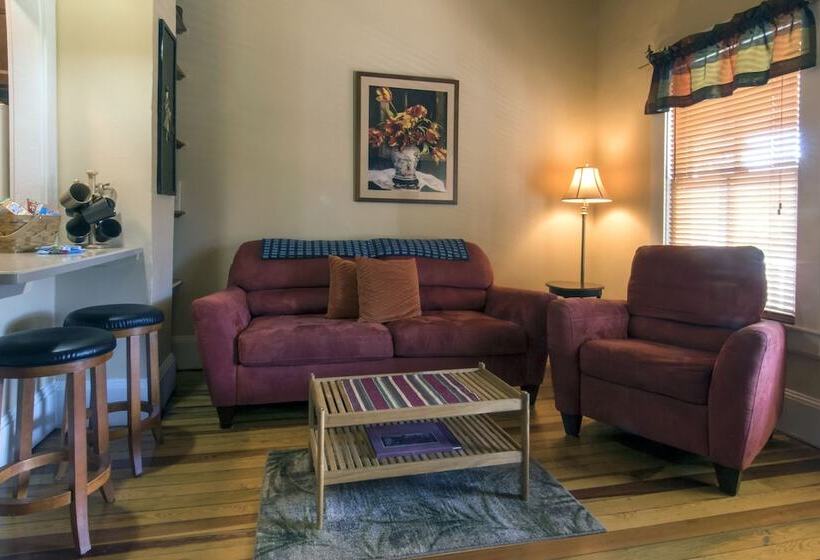 פנסיון Calhoun House Inn & Suites