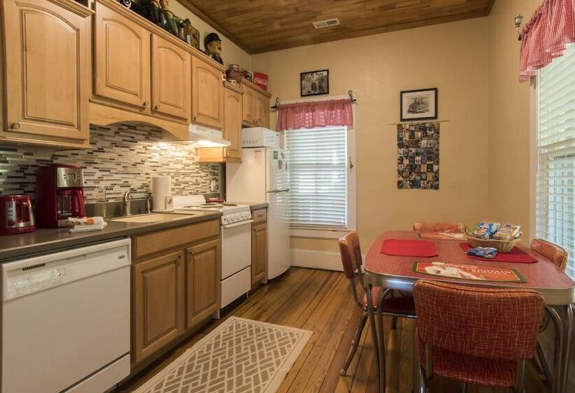 פנסיון Calhoun House Inn & Suites