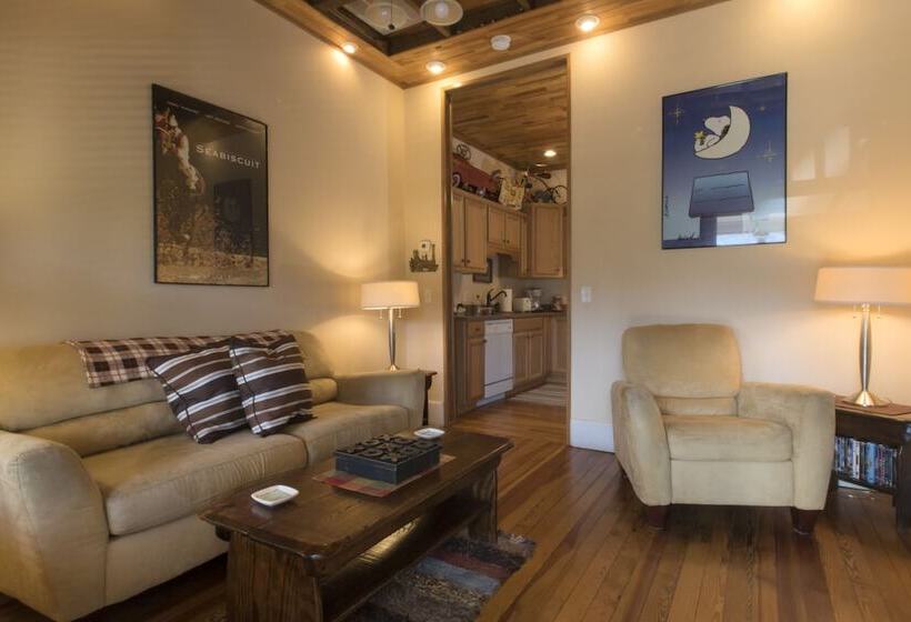 פנסיון Calhoun House Inn & Suites