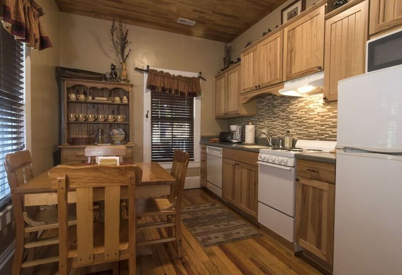 פנסיון Calhoun House Inn & Suites